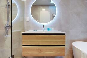 Central Oasis Townhouse with Parking