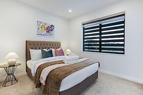 Central Oasis Townhouse with Parking