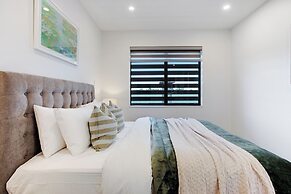 Central Oasis Townhouse with Parking