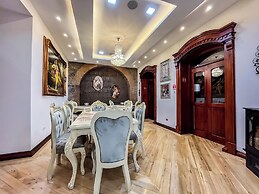 Hotel & Rooftop King Experience by David