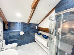 Hotel & Rooftop King Experience by David