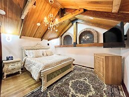 Hotel & Rooftop King Experience by David