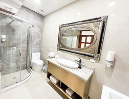 Hotel & Rooftop King Experience by David