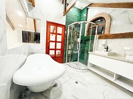 Hotel & Rooftop King Experience by David