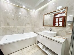 Hotel & Rooftop King Experience by David