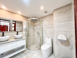 Hotel & Rooftop King Experience by David