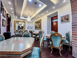 Hotel & Rooftop King Experience by David