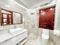 Hotel & Rooftop King Experience by David