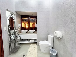 Hotel & Rooftop King Experience by David