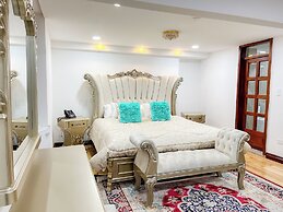 Hotel & Rooftop King Experience by David