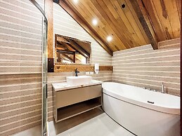 Hotel & Rooftop King Experience by David