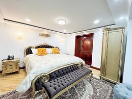 Hotel & Rooftop King Experience by David