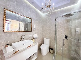 Hotel & Rooftop King Experience by David