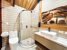 Hotel & Rooftop King Experience by David