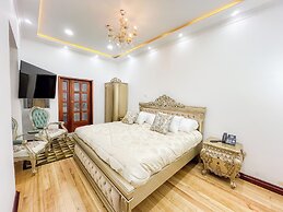 Hotel & Rooftop King Experience by David