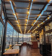 Hotel & Rooftop King Experience by David