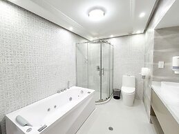 Hotel & Rooftop King Experience by David