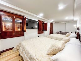 Hotel & Rooftop King Experience by David