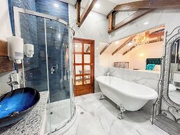 Hotel & Rooftop King Experience by David