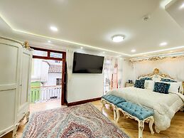 Hotel & Rooftop King Experience by David