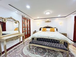 Hotel & Rooftop King Experience by David