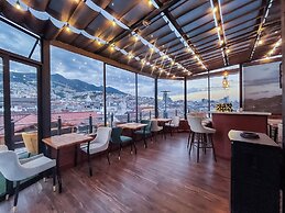 Hotel & Rooftop King Experience by David