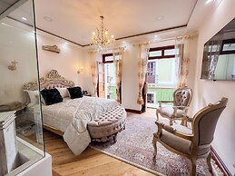 Hotel & Rooftop King Experience by David