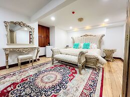 Hotel & Rooftop King Experience by David