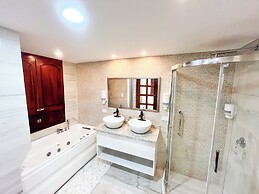 Hotel & Rooftop King Experience by David