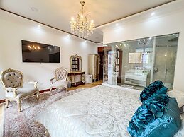 Hotel & Rooftop King Experience by David