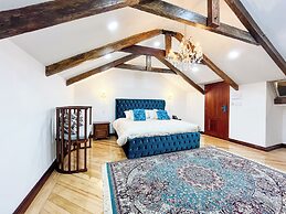 Hotel & Rooftop King Experience by David