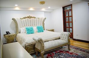 Hotel & Rooftop King Experience by David