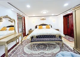 Hotel & Rooftop King Experience by David