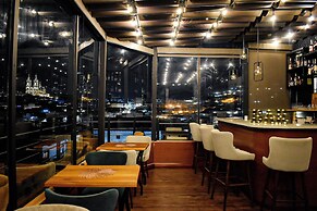 Hotel & Rooftop King Experience by David