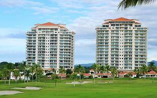 The Golf-view Condo by Acomodo