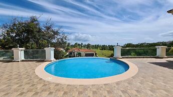 The Golf-view Condo by Acomodo