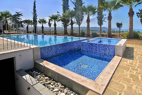 Incredible Large Villa In Paphos Sleeps 14 Children Pool, Jacuzzi, Hug