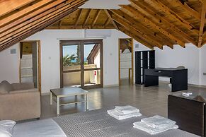 Incredible Large Villa In Paphos Sleeps 14 Children Pool, Jacuzzi, Hug