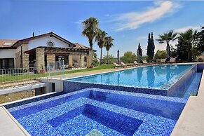 Incredible Large Villa In Paphos Sleeps 14 Children Pool, Jacuzzi, Hug