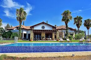 Incredible Large Villa In Paphos Sleeps 14 Children Pool, Jacuzzi, Hug