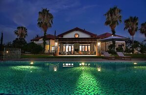 Incredible Large Villa In Paphos Sleeps 14 Children Pool, Jacuzzi, Hug