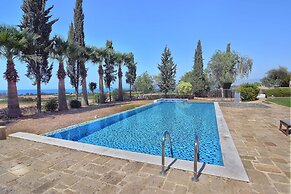 Incredible Large Villa In Paphos Sleeps 14 Children Pool, Jacuzzi, Hug