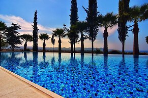 Incredible Large Villa In Paphos Sleeps 14 Children Pool, Jacuzzi, Hug