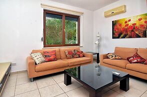 Incredible Large Villa In Paphos Sleeps 14 Children Pool, Jacuzzi, Hug