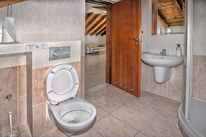 Incredible Large Villa In Paphos Sleeps 14 Children Pool, Jacuzzi, Hug