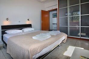 Incredible Large Villa In Paphos Sleeps 14 Children Pool, Jacuzzi, Hug