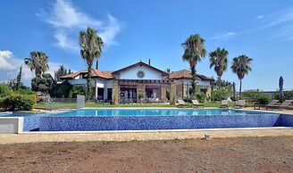 Incredible Large Villa In Paphos Sleeps 14 Children Pool, Jacuzzi, Hug