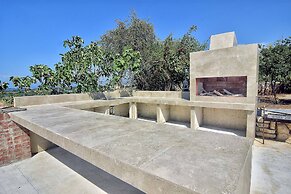 Incredible Large Villa In Paphos Sleeps 14 Children Pool, Jacuzzi, Hug