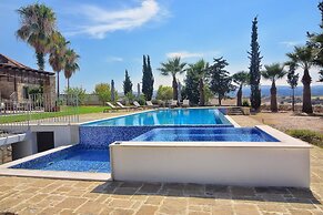 Incredible Large Villa In Paphos Sleeps 14 Children Pool, Jacuzzi, Hug