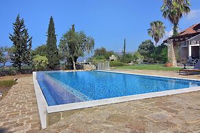Incredible Large Villa In Paphos Sleeps 14 Children Pool, Jacuzzi, Hug
